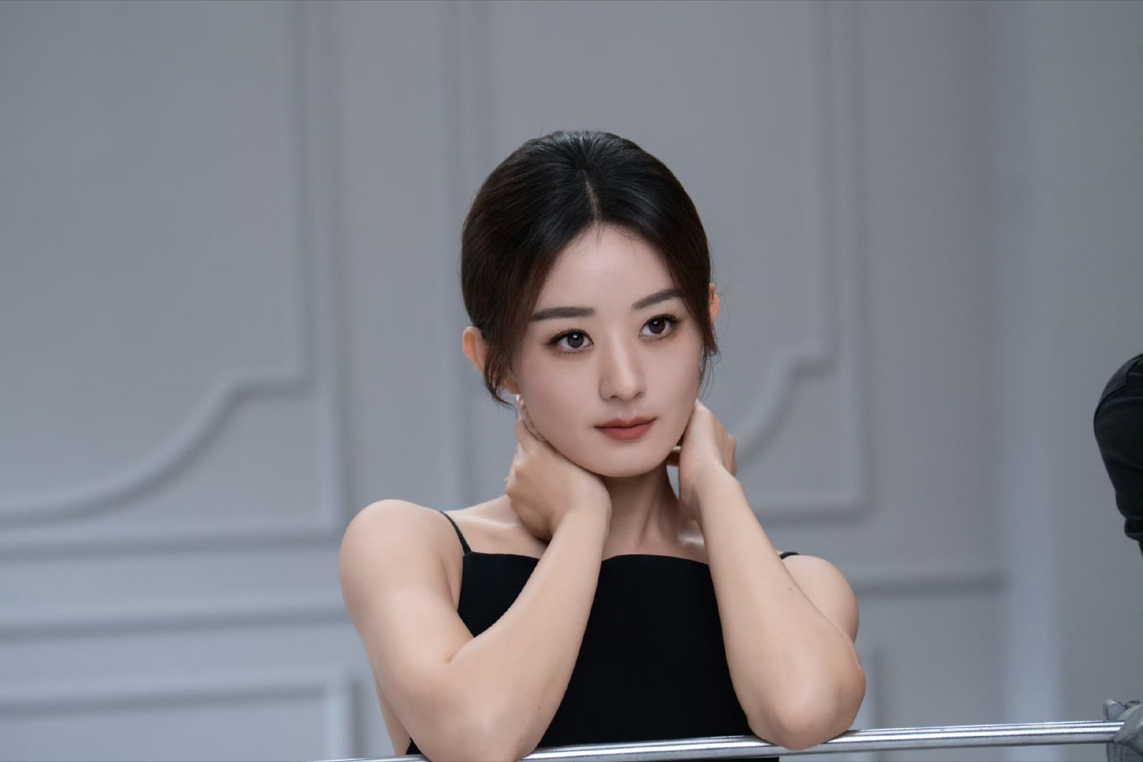 赵丽颖盘发吊带黑裙赵丽颖心无禁忌赵丽颖这身盘发吊带黑裙杀疯了🫶 纪梵希女王适配