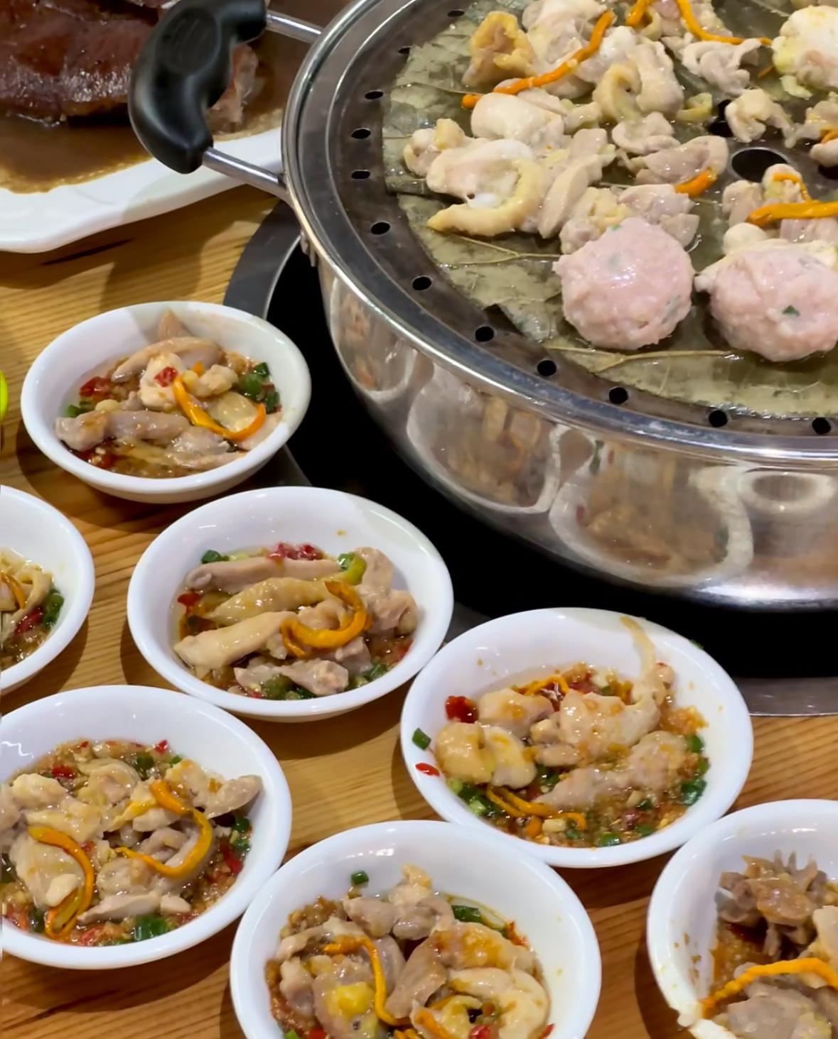 遇到好吃的我也这样平日里端庄大气，一见美食直接切换干饭模式，彻底抵挡不住佳肴诱惑