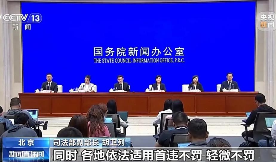 整整三十万人，说脱下制服就彻底脱下了！

几十万顶曾在街头巷尾常见的大盖帽，就这