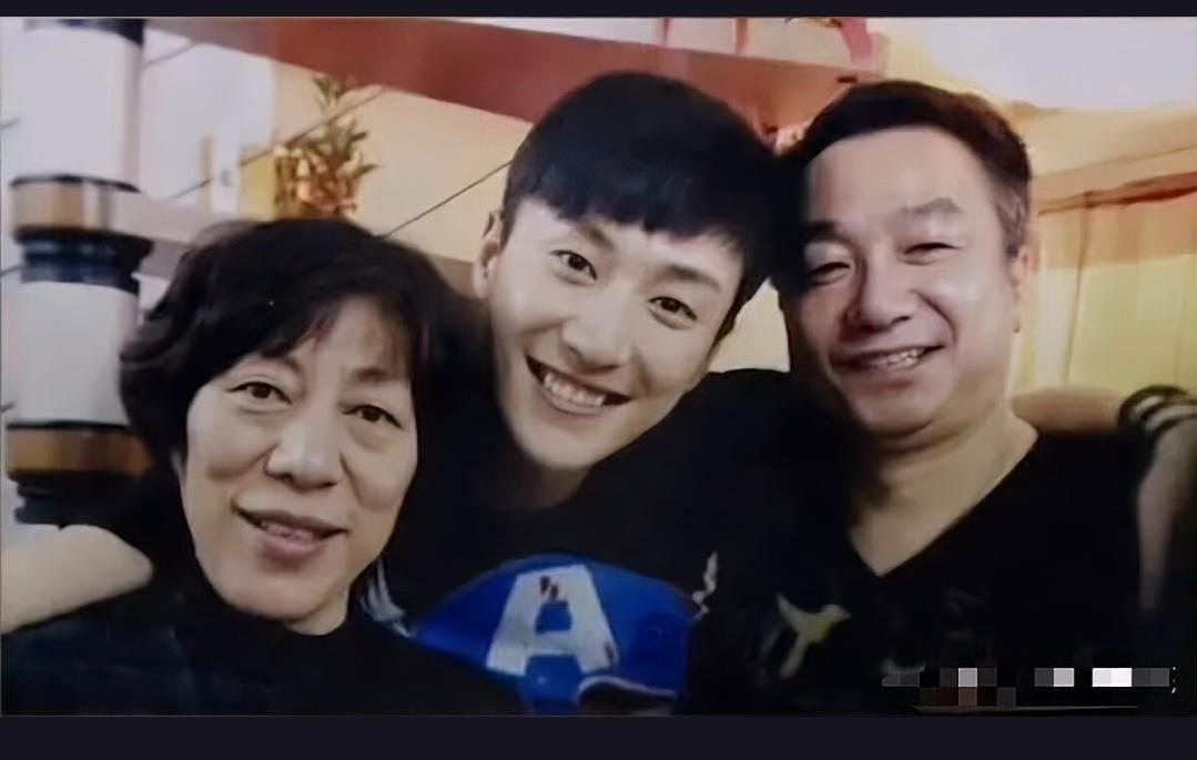 十年前，乔任梁的离世震惊娱乐圈，十年后，他的父母首次公开儿子生前被忽略的抑郁症求
