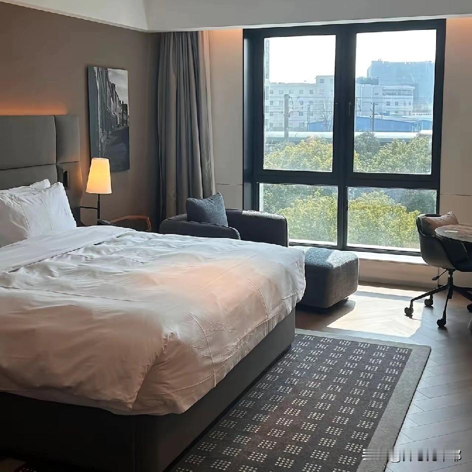 这女子脸真大！

山西大同，一女子背着老公跟情人去酒店约会。

第二天，酒店电话