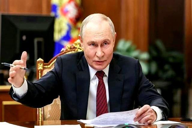 底牌曝光！普京真正杀招不是岛屿，是掐断日本生命线。
 
普京对日本的真正杀手锏，