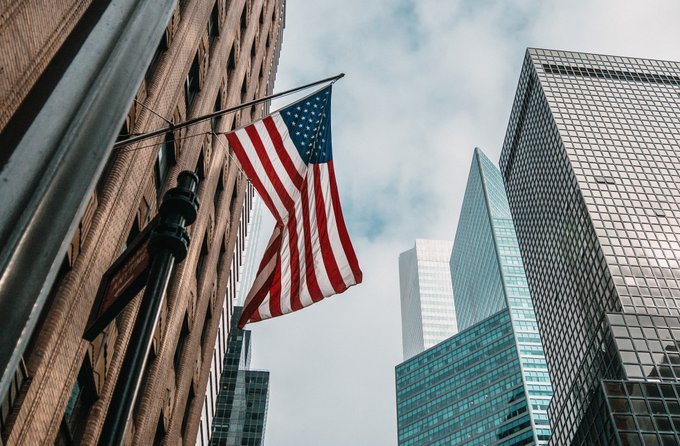 这位价值基金的经理认为，AI泡沫时期应该关注这些普通美国人生活中依赖的股票美股美