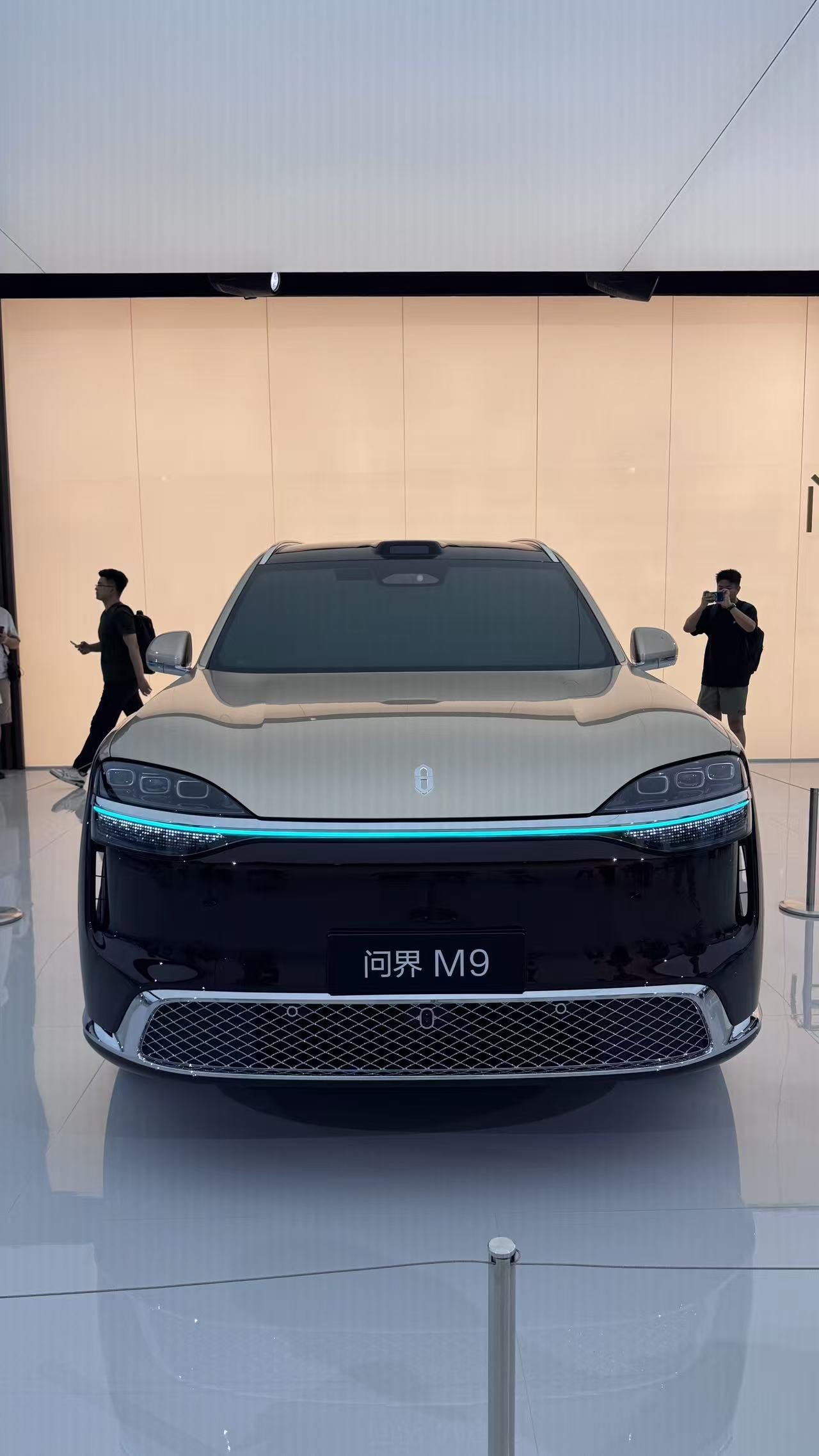 新问界M9今天上市了，47.98万到65.98万。分增程和纯电版，有五座和六座可