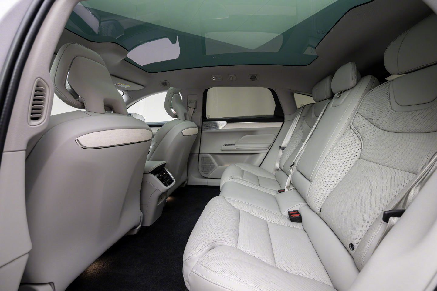 4月15日 沃尔沃纯电双旗舰开启预售EX90（SUV）最高续航756kmES90