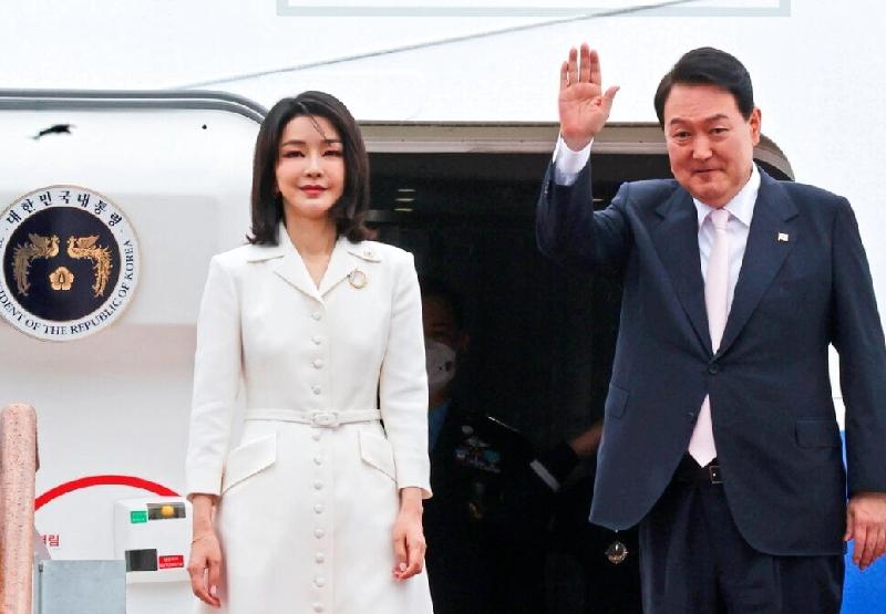韩国前第一夫人金建希贪污受贿案28日二审宣判，刑期由一审的1年8个月加重至4年。