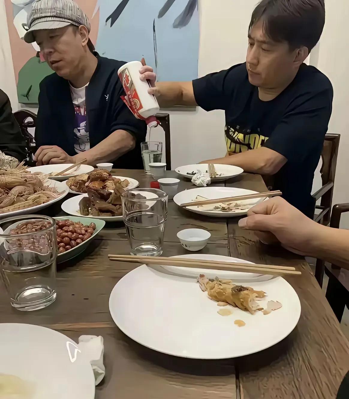 明星还是太有钱，随便吃个饭桌子上都是茅台起步的
别人的茅台都是舍不得喝，一小杯子