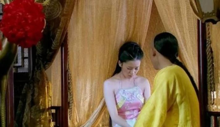 1725年，14岁的乾隆被安排第一个试婚宫女，侍寝后让他终生难忘。她身着薄纱衣裳
