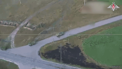 “柳叶刀”沿路猎杀。俄军发布视频，在边境线到库尔斯克的公路上，俄军侦察无人机密集