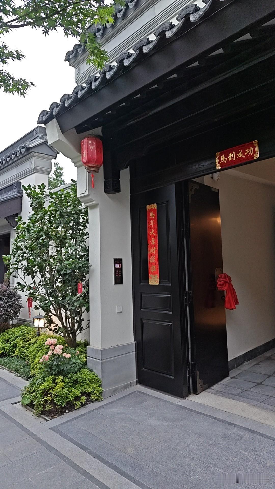 上海整体房价没有跌回十年前（2016年），除了郊区和远郊腰斩。市区品质豪宅远高于