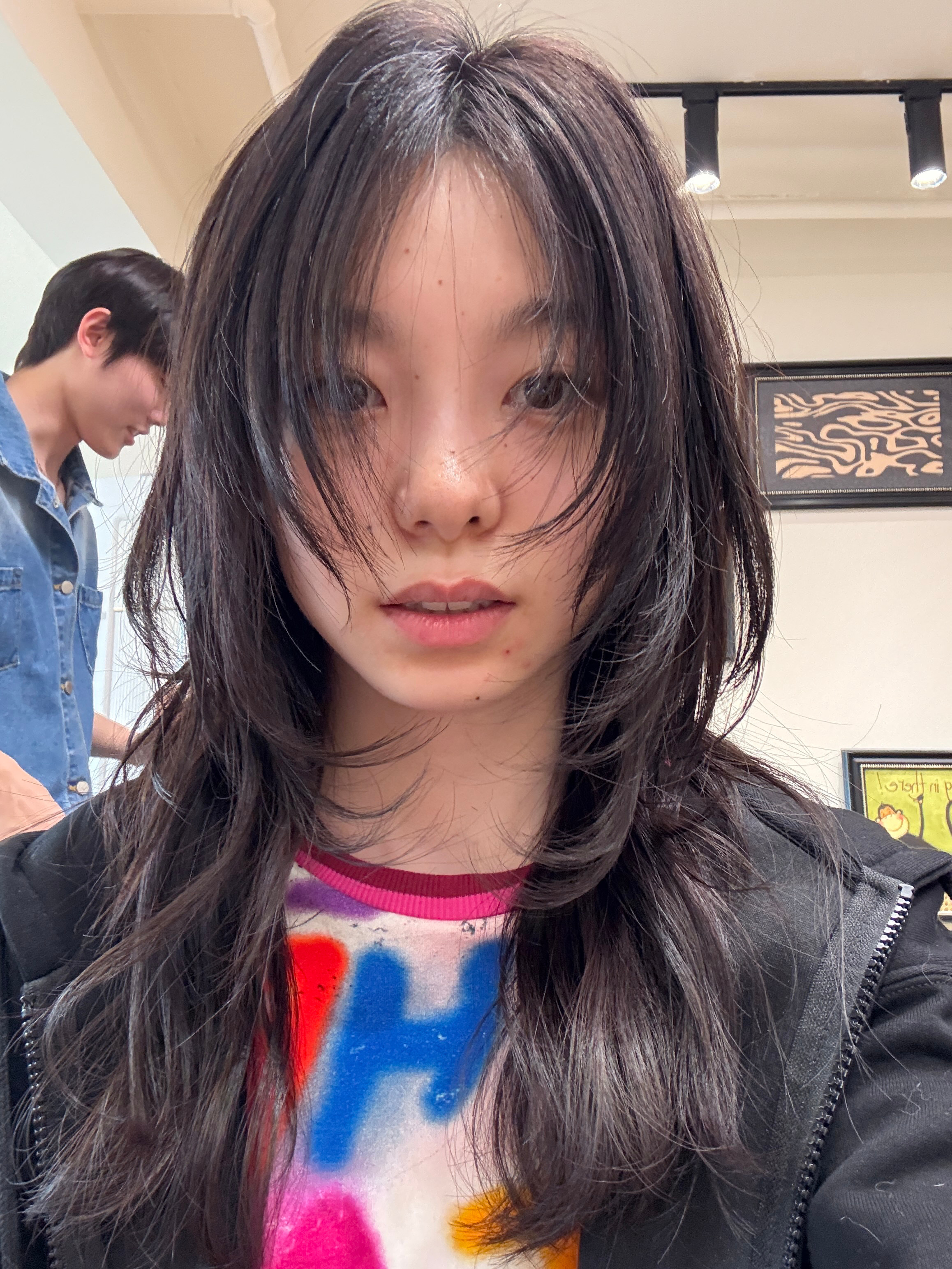 今天一大早去剪了头发 感觉还可以 不知道我自己能不能卷出来这个效果🐱明天就可以