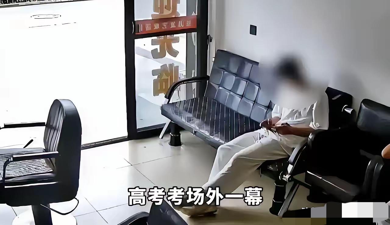 泪目了，湖北，一男生独自骑车赶考，考完试后，中午没有饭吃，也没地方去，他鼓起勇气
