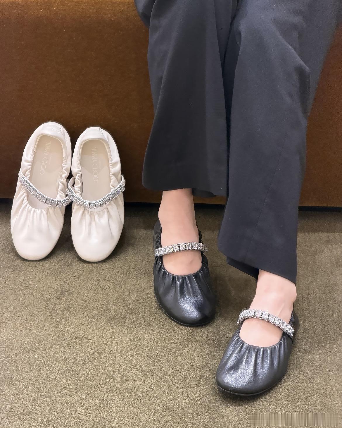 Jimmy Choo 周仰杰 水钻搭带褶皱芭蕾平底鞋承袭品牌一贯的精致美学，将经