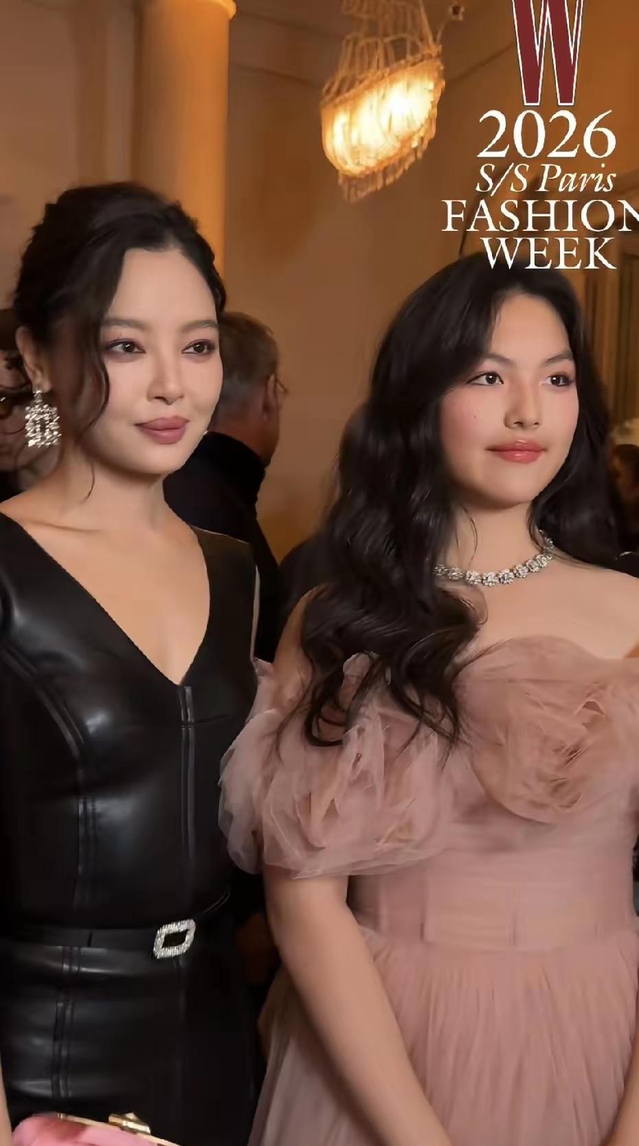 王诗龄跟李湘去巴黎看秀的照片一出来，评论区吵翻了。15岁穿粉色礼服，好看是真的，