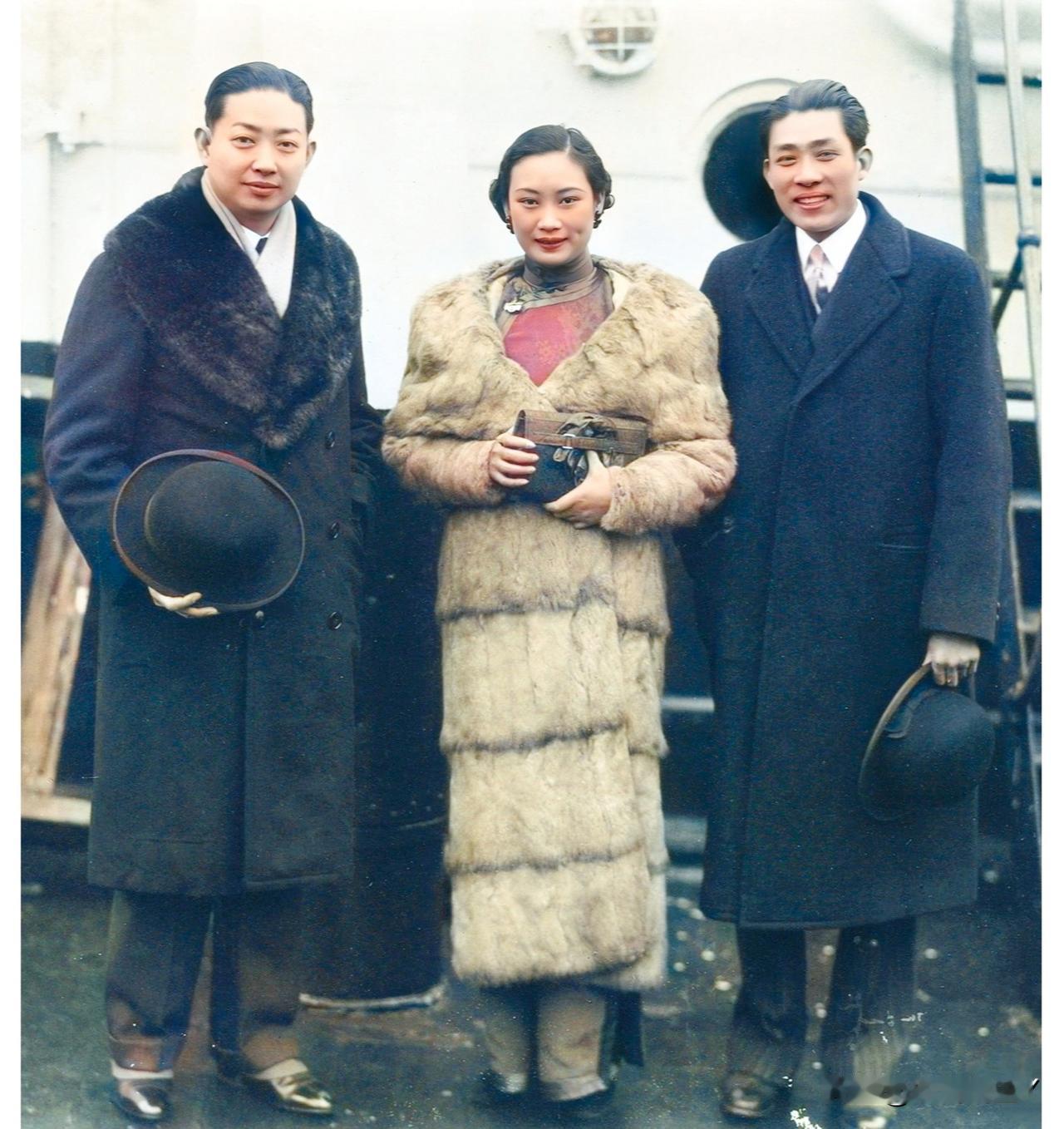 一九三五年，梅兰芳、胡蝶、吴铁城乘邮轮访问苏联在途中的合影老照片，果然时尚是个轮