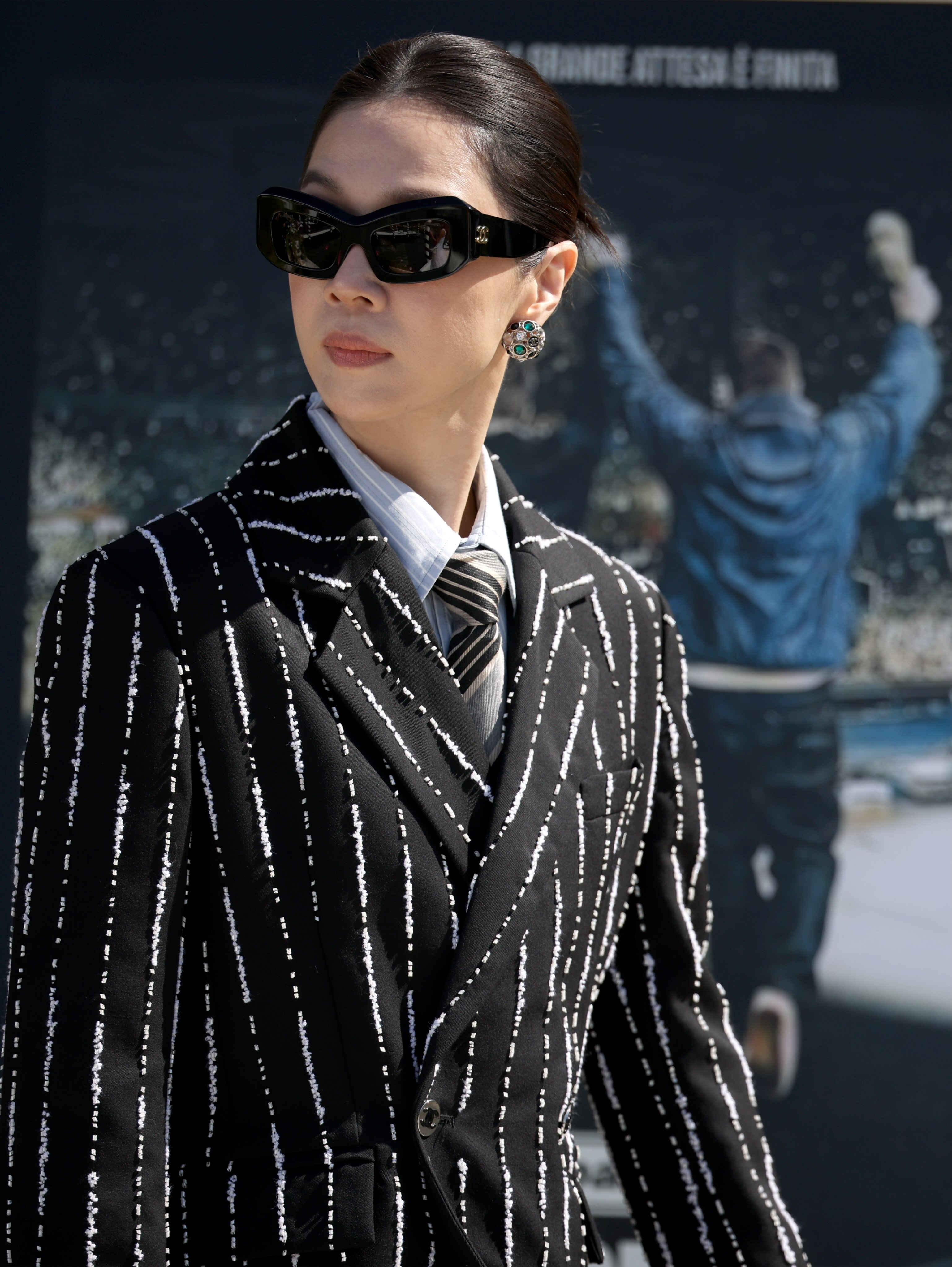 谢盈萱 在威尼斯出席新闻记者会和红毯的2套look！她主演的电影《狂忘警探》入围