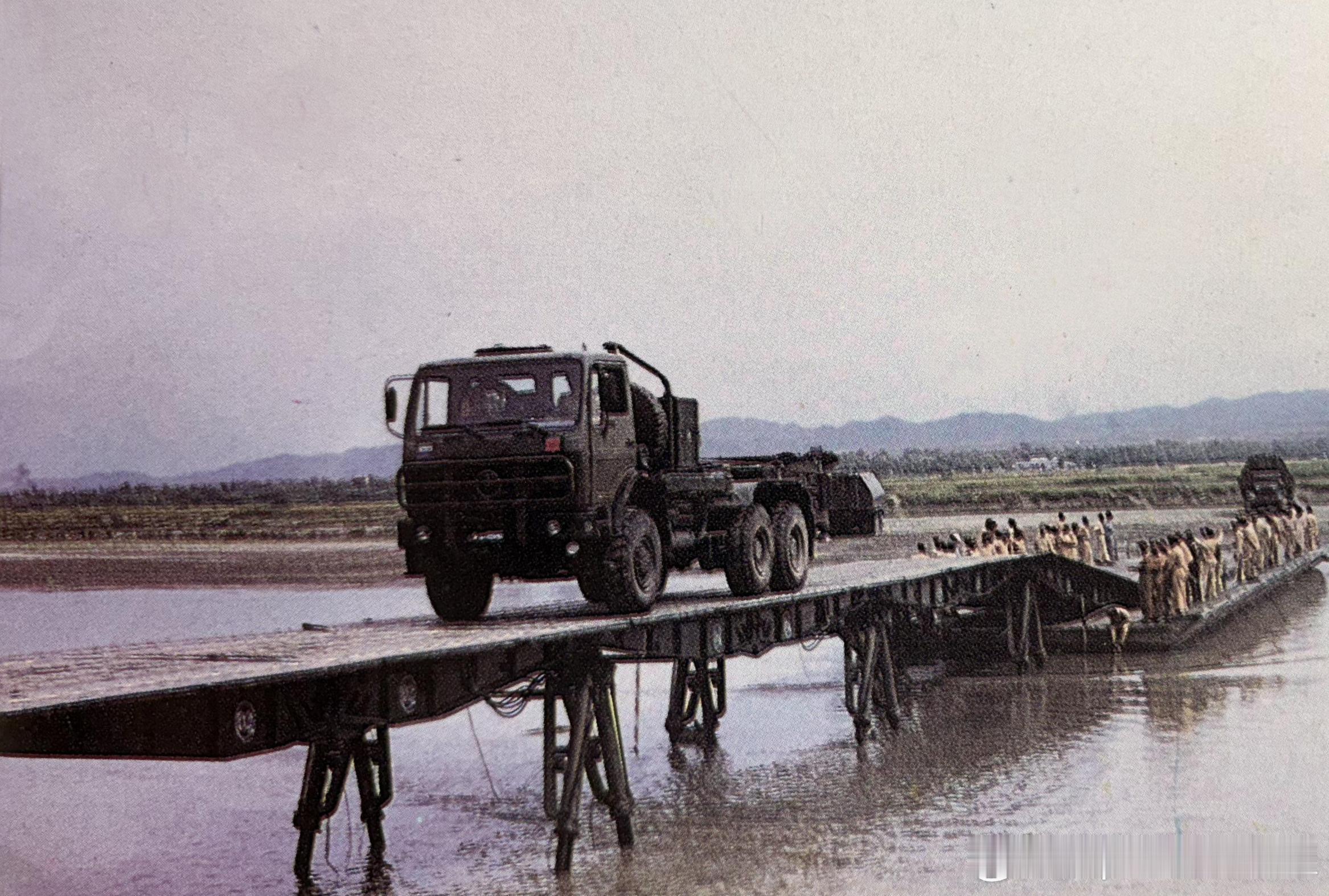 84式重型机械化桥在巴基斯坦某地与美国带式舟桥进行混合架设。这是混合桥梁进行通载