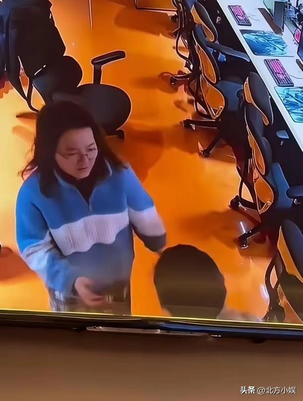 太炸裂了！女子竟然脱裤子强制猥亵男子。
湖南岳阳一名男子在网吧包间专注上网时，一