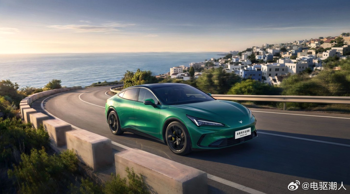 作为每天通勤2小时的社畜，我对车的要求很简单：好看、好开、能放松。我了解一下极狐