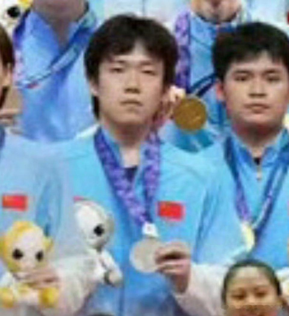 为什么三块银牌的王楚钦能站在一大堆金牌得主中间？有什么资格啊？ ​​​