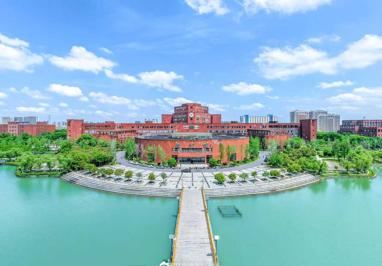 赣江畔，静思笃行，赓续薪火；
瑶湖岸，持中秉正，逐梦扬帆；
承模范大学之魂，秉立