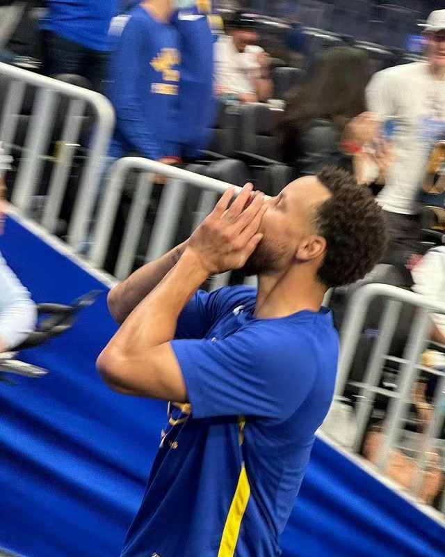 预测库里明天比赛的数据 我的预测19分12篮板9助攻 