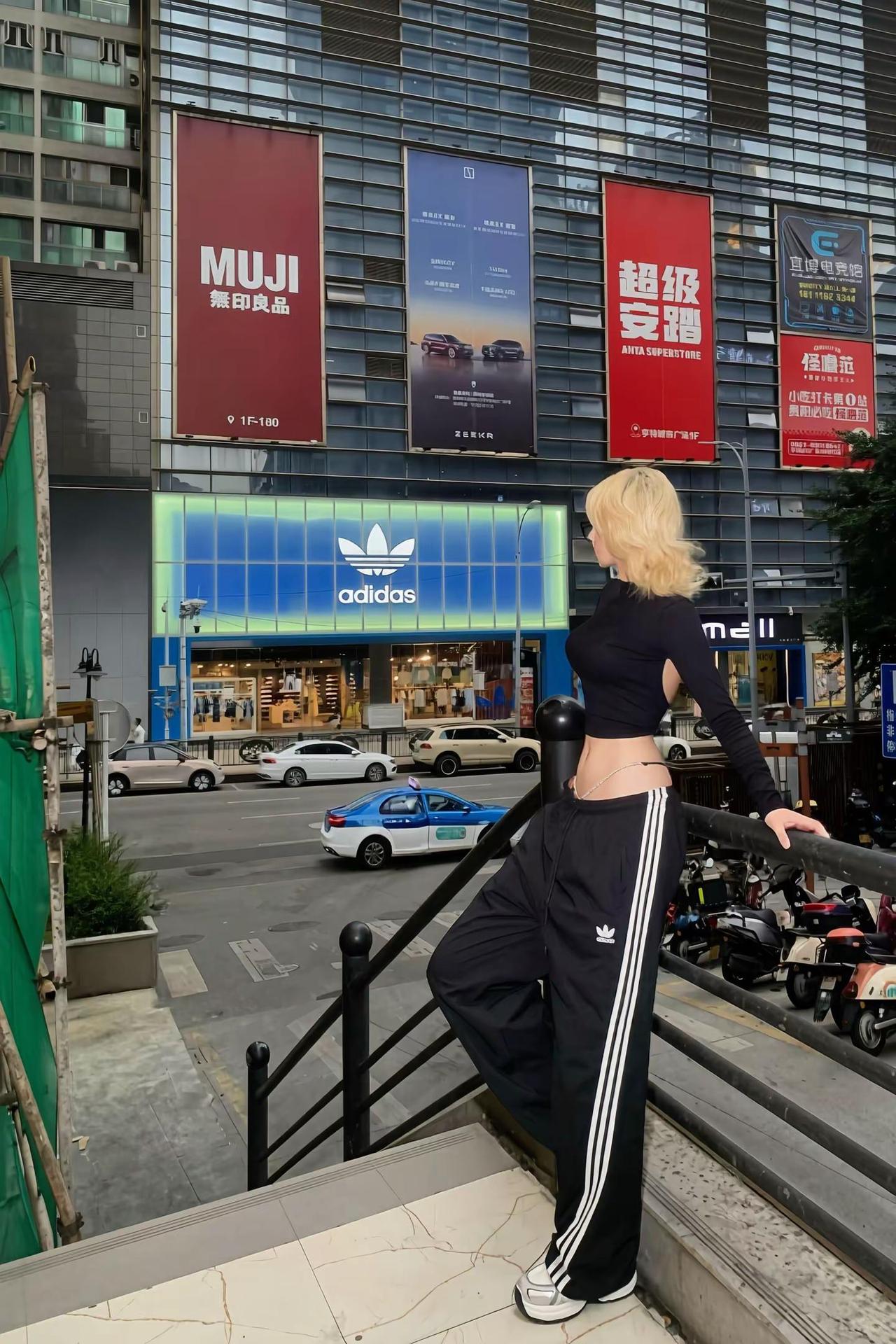 穿阿迪进城办事。办不好达斯阿迪达斯运动套装 小香港 美式街头风格 时尚地标街拍 