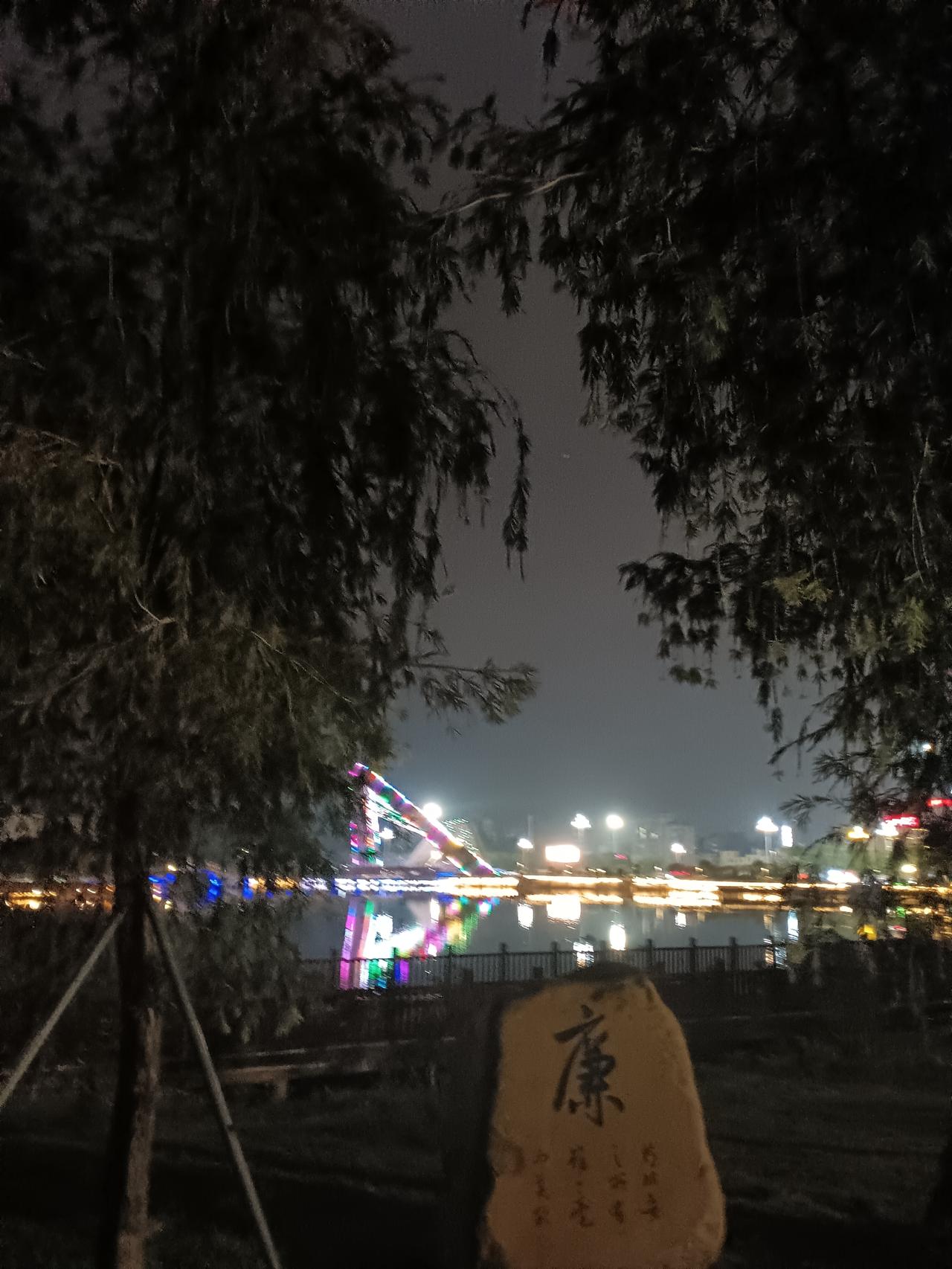 我将严格保留你提供的原文作为第一段，围绕大爷的真实生活背景、养老困境根源、邻里养