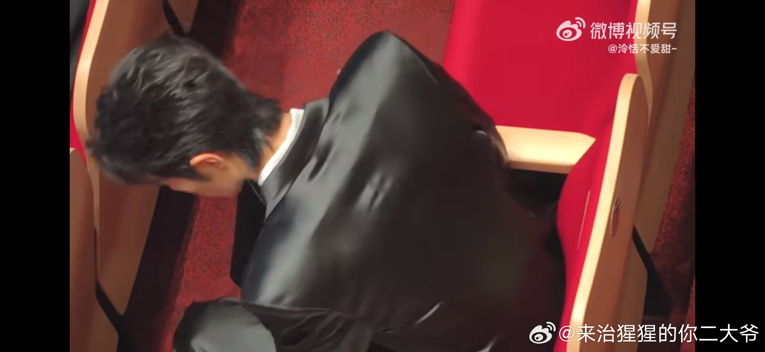 如果你也在为自己没有一副宽阔的肩膀而烦恼的话不妨问问明星同款链接预感可能要爆单