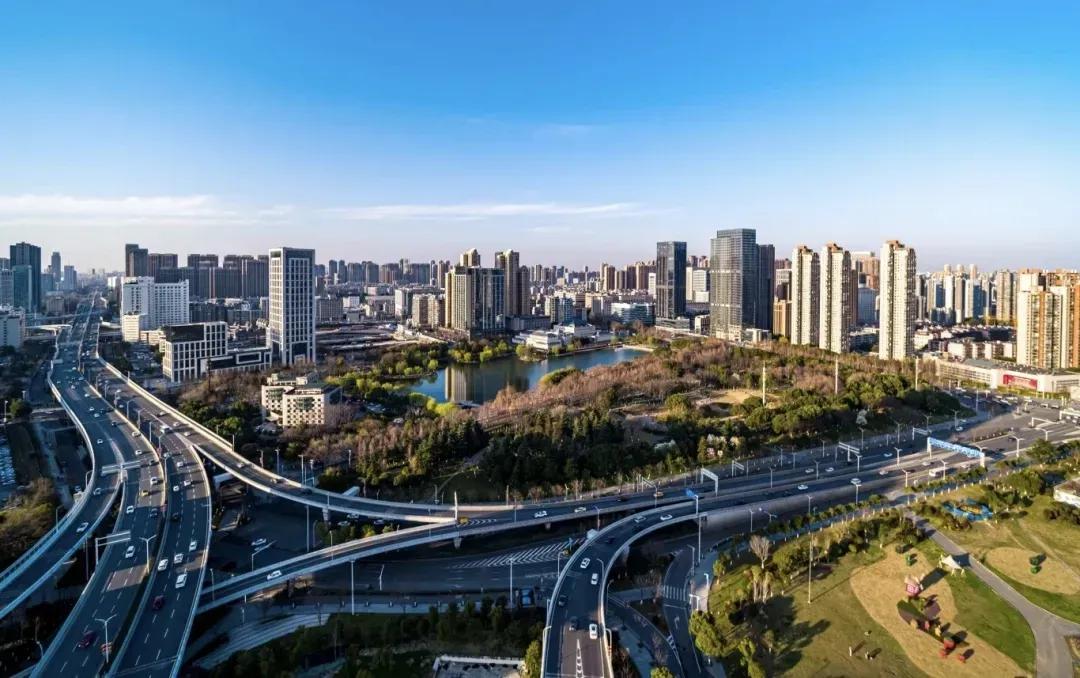 奋进江城共筑新篇武汉的奋进藏在科创走廊的蓬勃动能里，在五大城市引领发展的格局中，