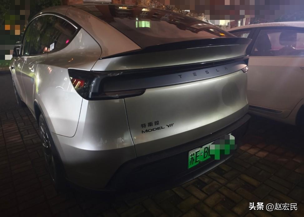 团队小伙伴刚拿到一辆特斯拉ModelYL，6座的特斯拉，还是挺能装的，我们开两天