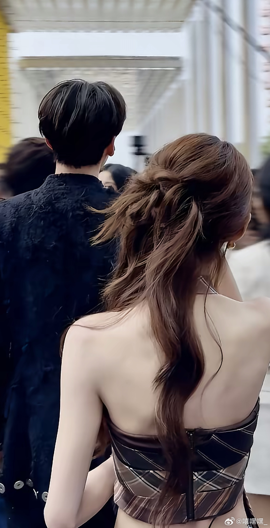 无予伦毕  💛无予伦毕 她留给你 只剩下背影｜无予伦毕 