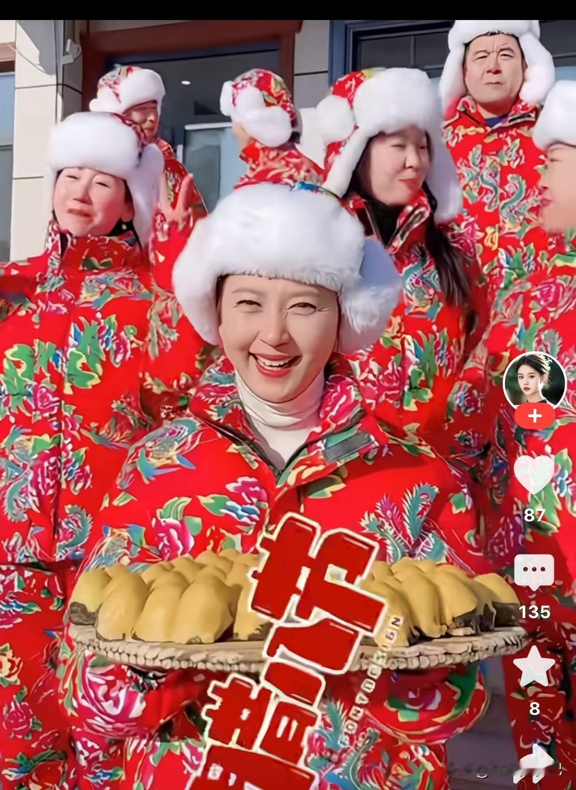 今天腊八，闫学晶身穿大红衣服，带着工作人员给所有粉丝送祝福了，
看来之前的风波对