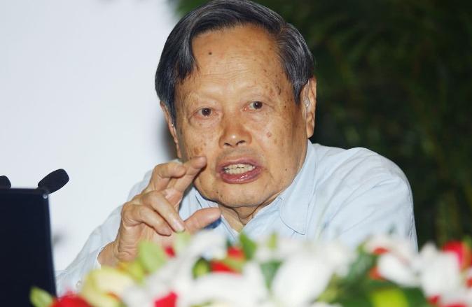 2012年，杨振宁曾顶着骂名阻止建造2000亿的大型粒子对撞机，这也惹怒了中科院