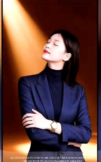 19岁全红婵一拳打穿了次元壁。
 
拳击辫，皮上衣，她盯着镜头的眼神像变了个人。