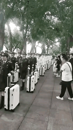 哇塞！啥时候？暴走团的大妈大爷们换行头了！

看看，个个雄赳赳，气昂昂，人手拉着