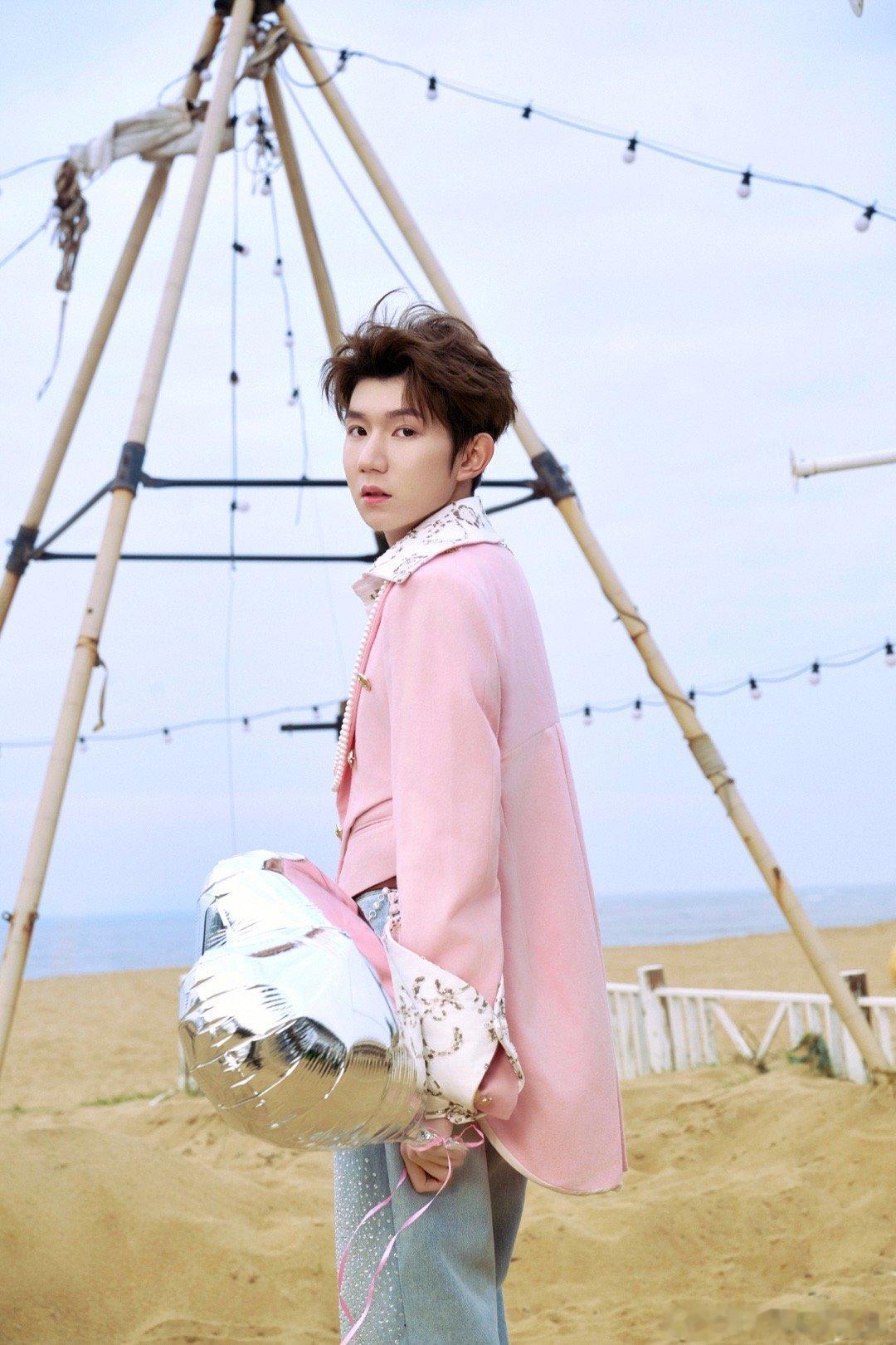 王源海边粉西装大片  湖南卫视跨年演唱会出发图上线！海风轻轻吹拂着，和小源一起倒