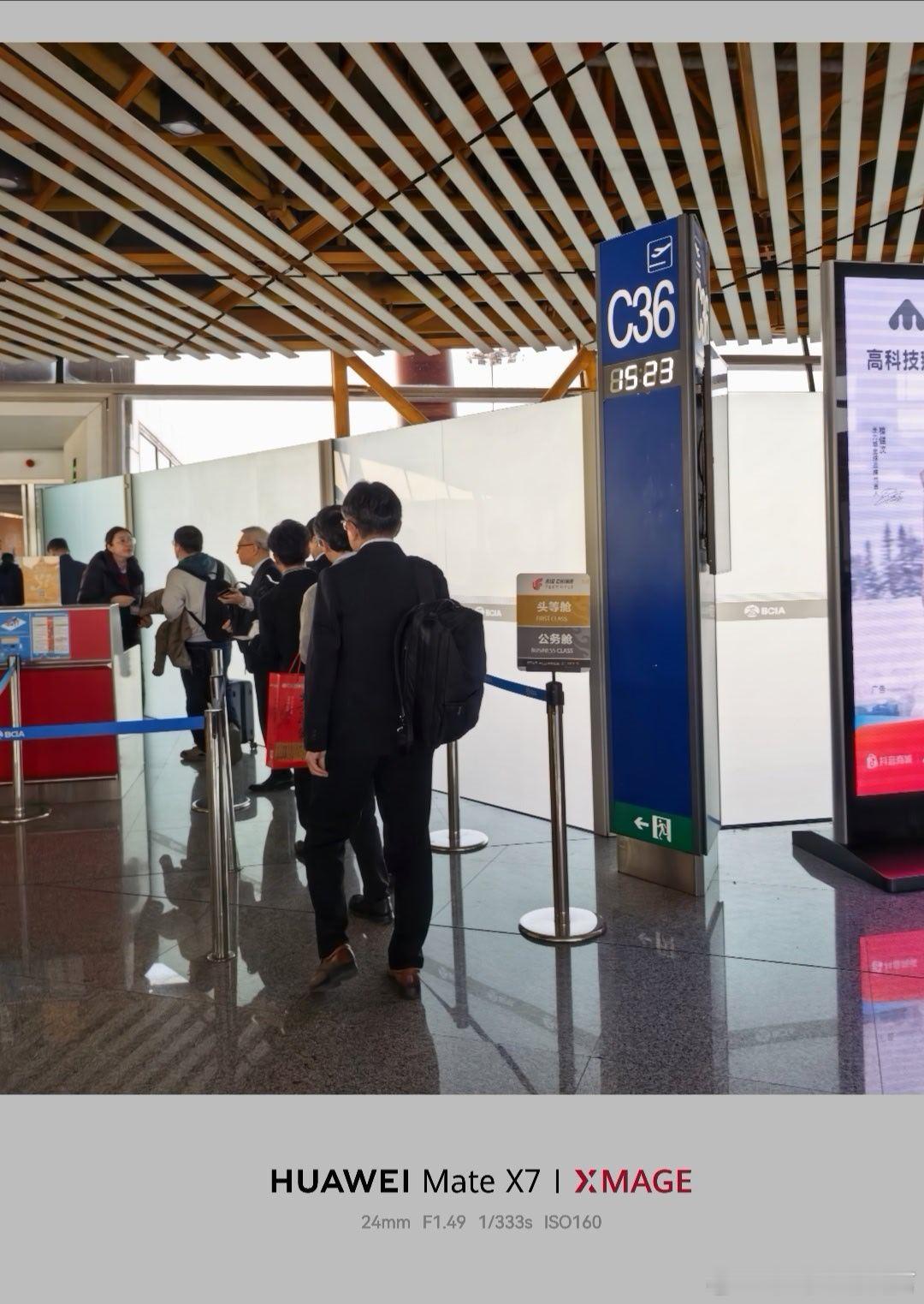 来不及阻止，几个说日语的旅客就很自然地插到队伍里了。所以，说素质什么的，无论好坏