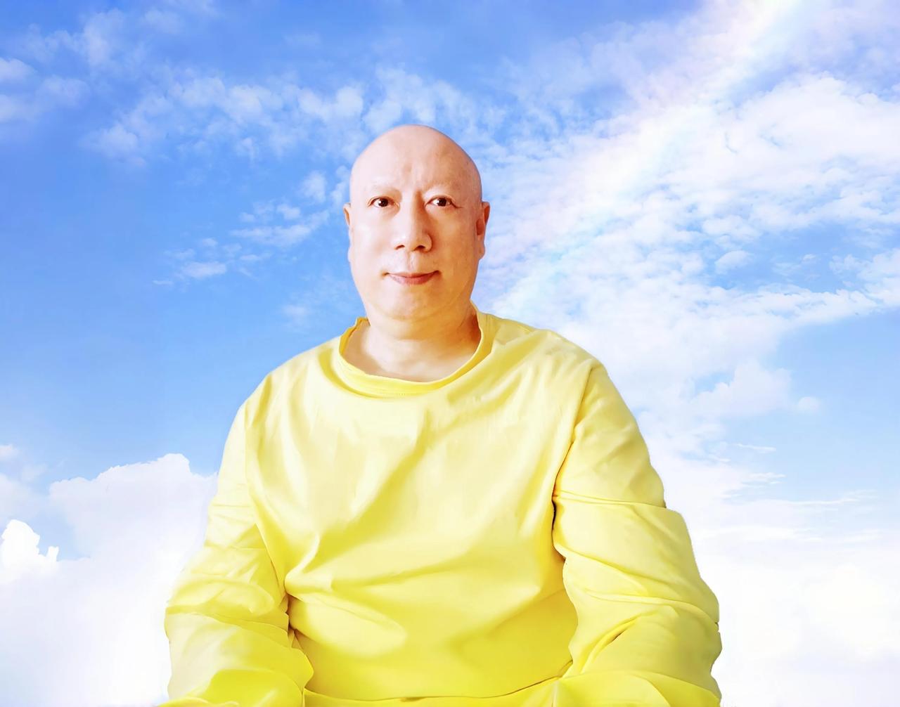 在浩瀚的心灵宇宙中，有一位名叫大海的行者，他以一种近乎传奇的姿态，穿梭于世俗与灵