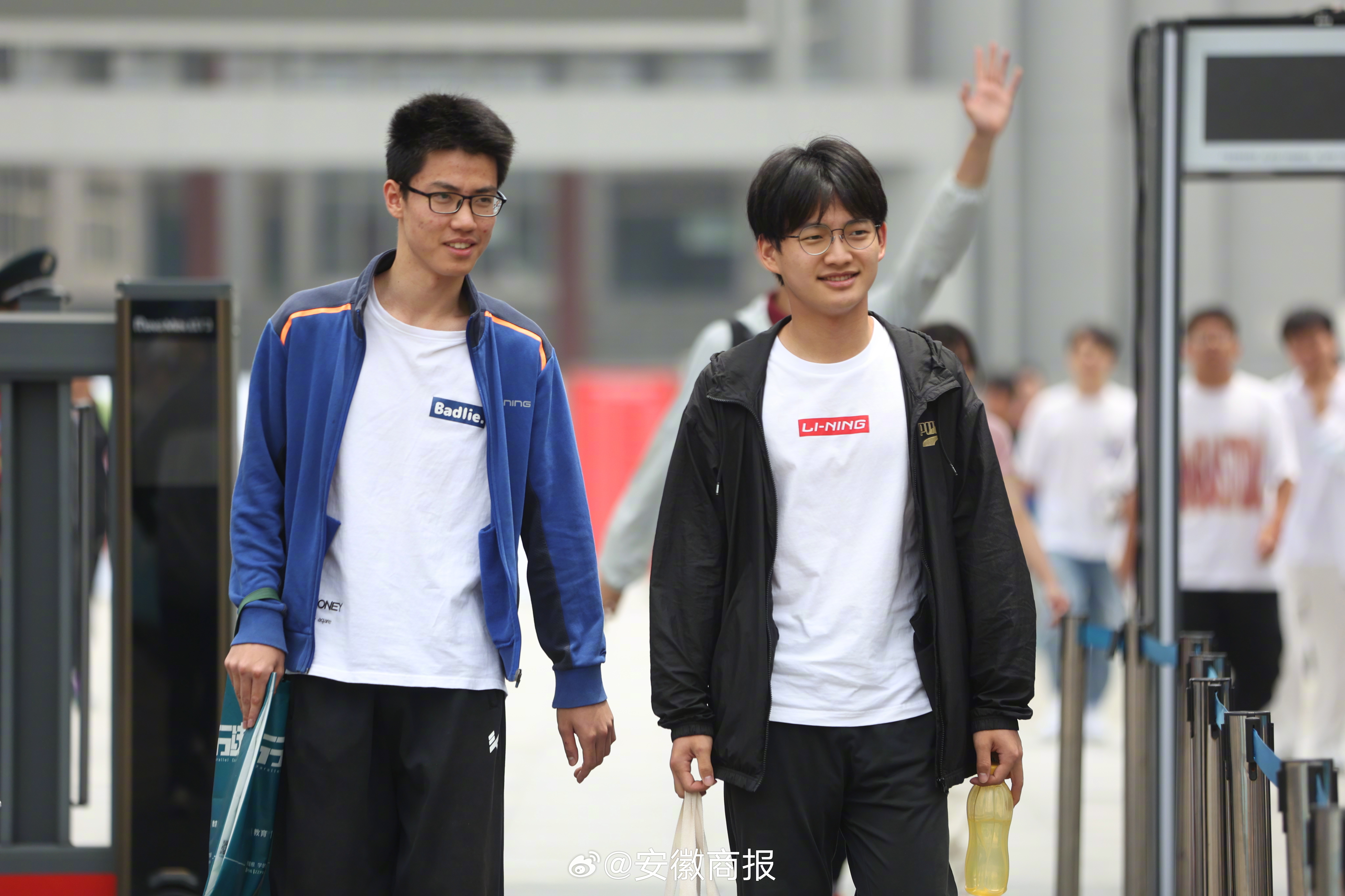 【高考考场外的特写：#喜欢你们的微笑#】今天，2024高考开考。考生们自信登场，