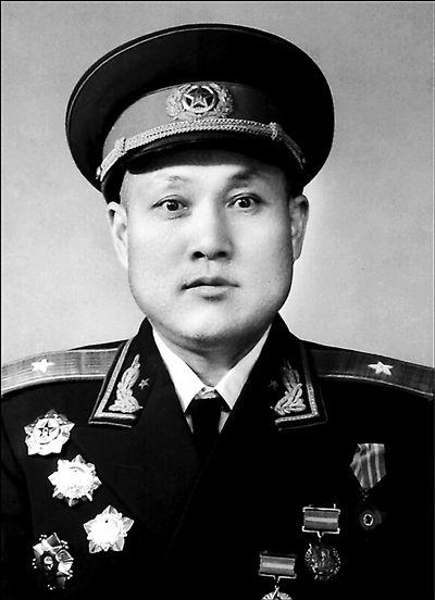 1997年的春节，82岁的开国少将詹大南将一个存折放在桌上，对7名子女们说道：“