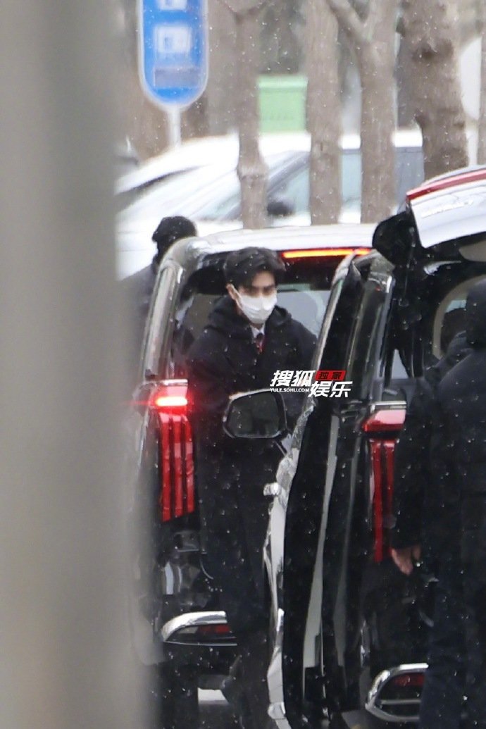 宋威龙现身央视春晚首次联排，高糊也挡不住的帅气！宋威龙红西装彩排路透宋威龙红西装