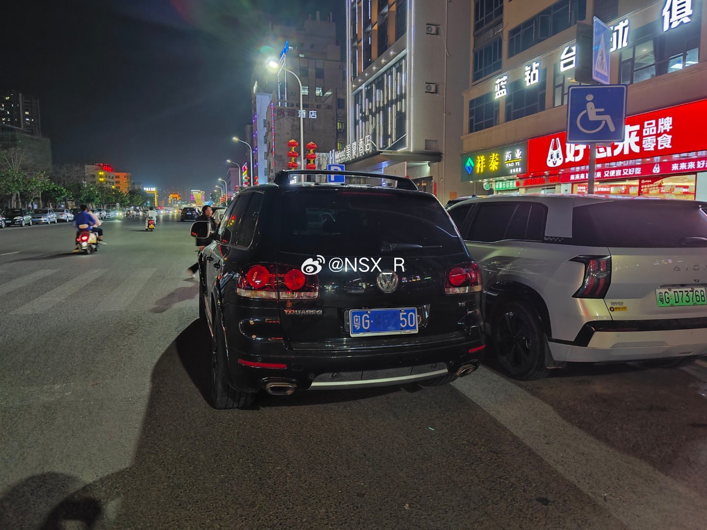 贴了V10的初代途锐7L，不管是不是真的V10 TDI，7L的车体配上r50款包