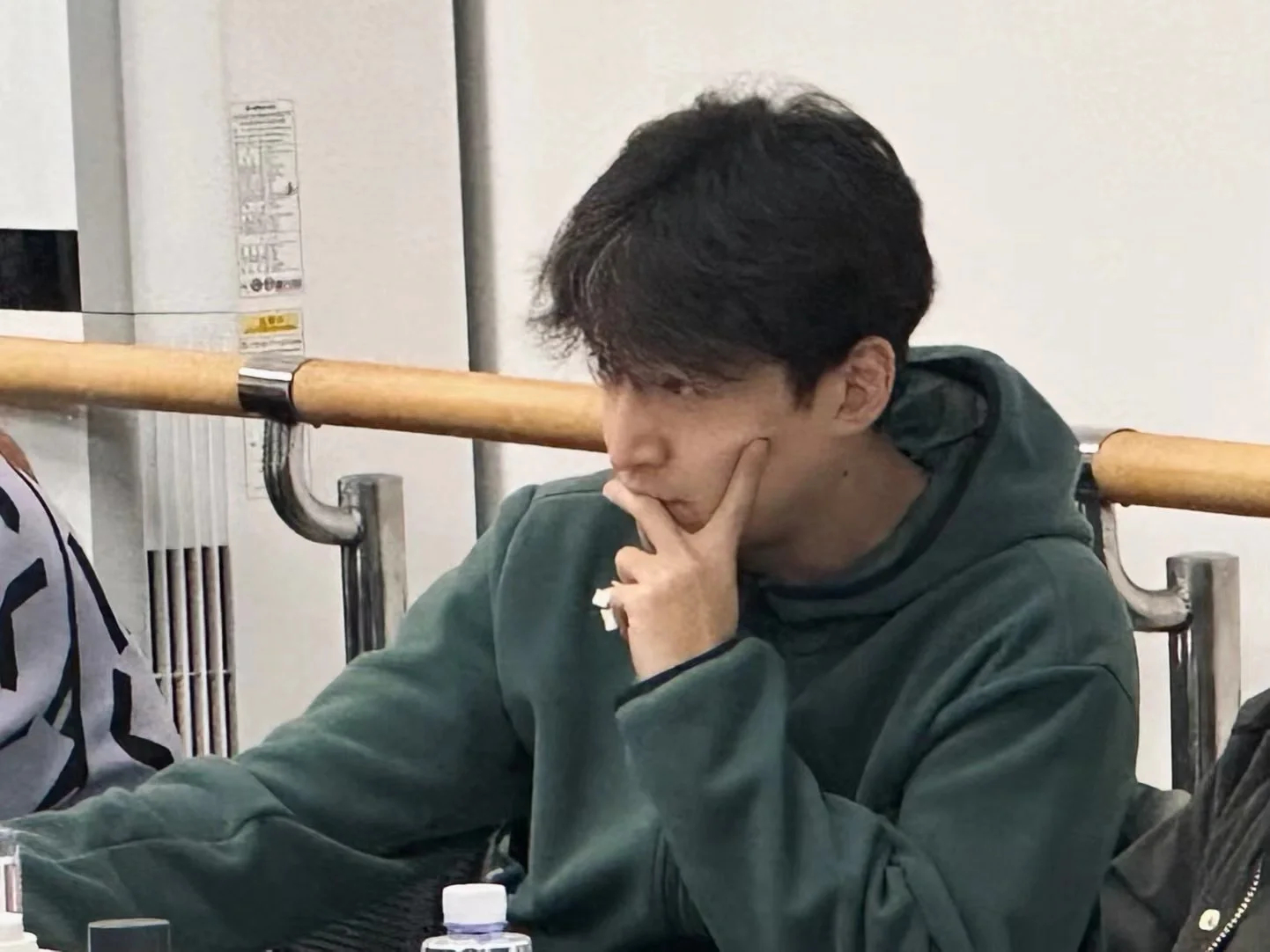 #胡歌撩发少年感##胡歌爆改男大# 还得是胡歌，状态好好，颜值好抗打啊 ​​​