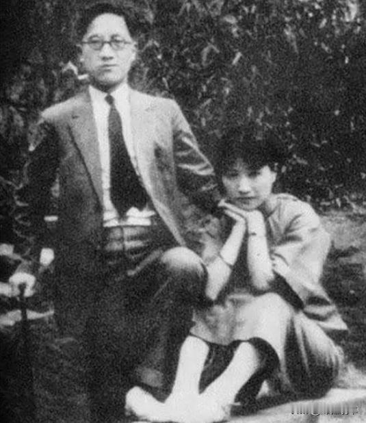 1931年，徐志摩在外面玩乐。深夜回家时，见妻子陆小曼已睡，便蹑手蹑脚爬上床。谁