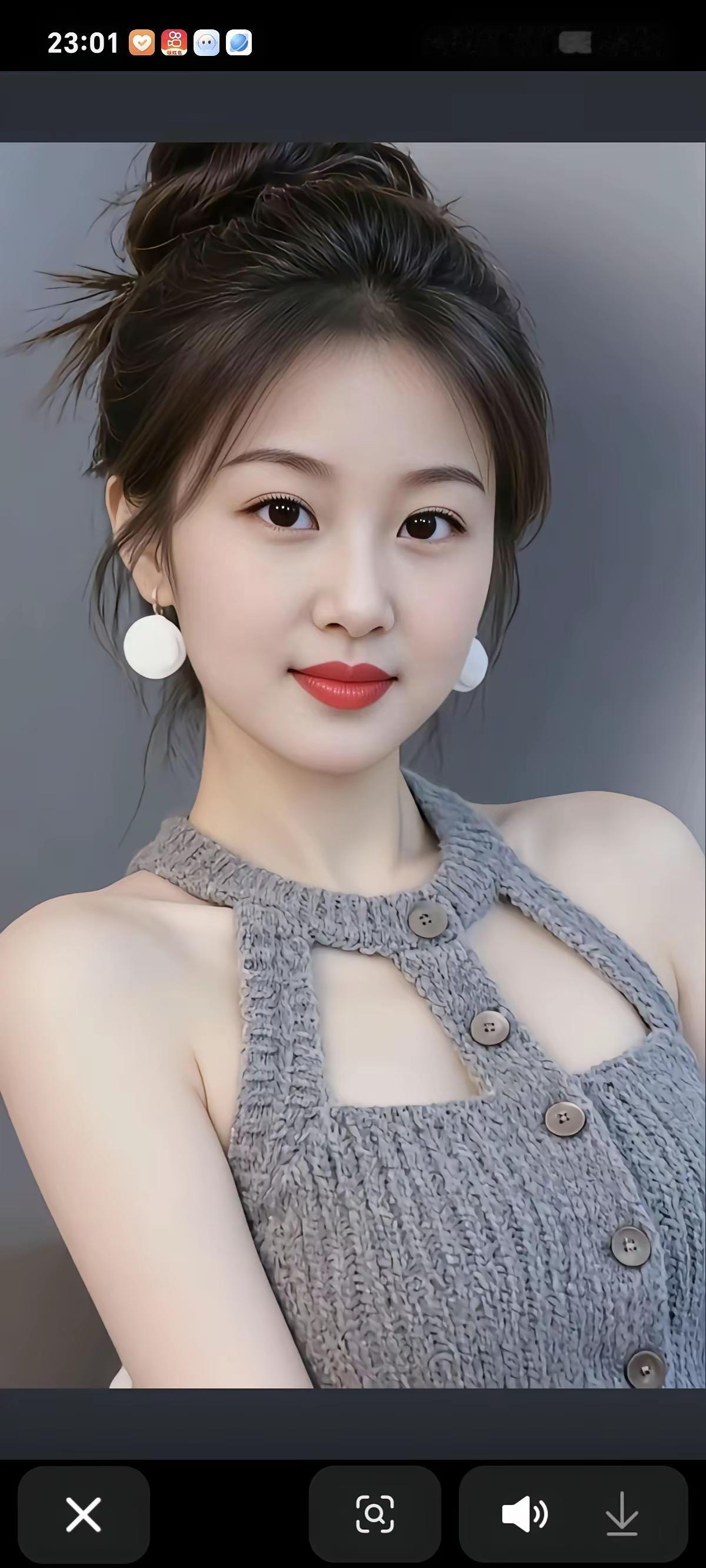 这位美女戴着大圆环耳环，穿着灰色针织背心。气质女背心 针织女背心