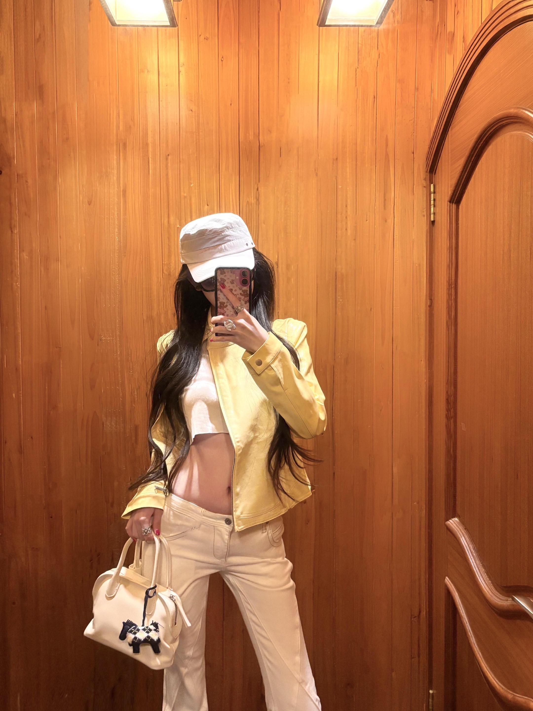 开春皮衣搭配白色裤子～