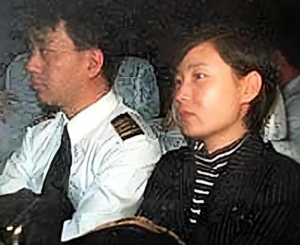 1998年，国航机长袁斌只因为不满分房制度，携带着妻子，驾驶载有95名乘客的飞机