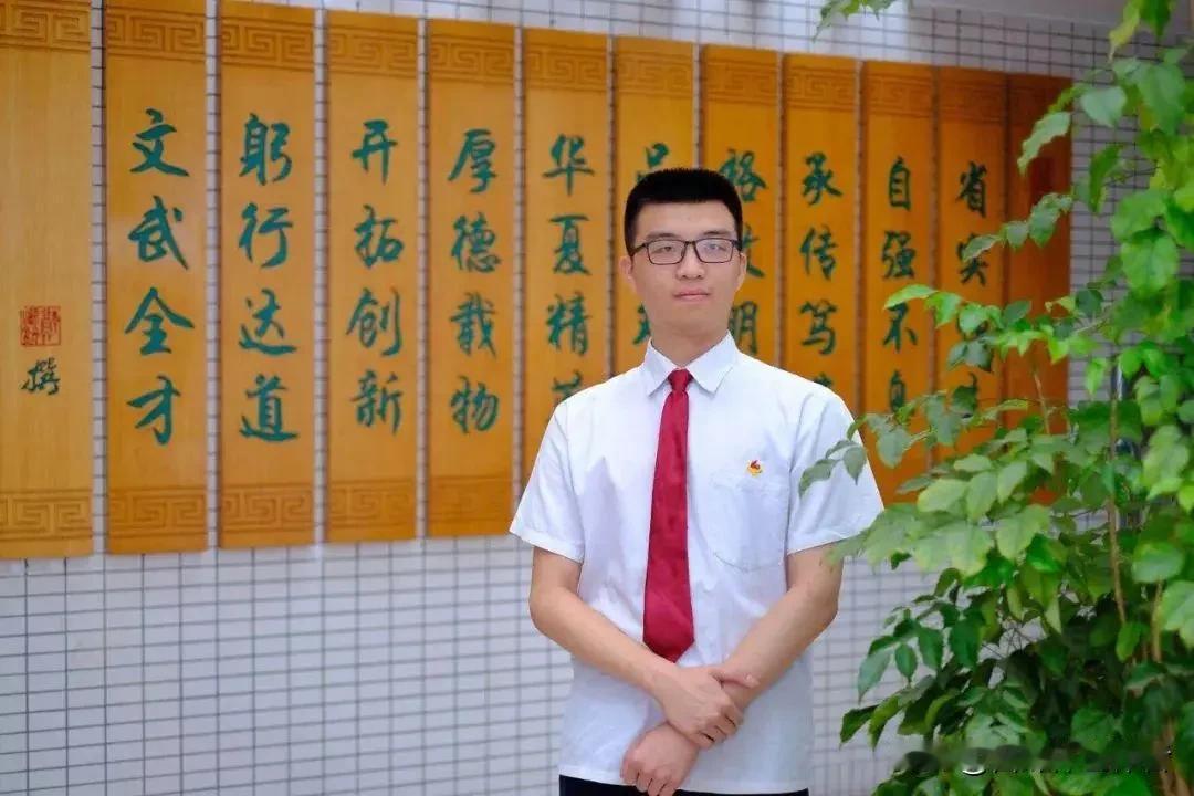 寒窗耕耘能否换来意料之外的高光时刻？一名普通考生查分瞬间的神态，道尽千万学子追梦