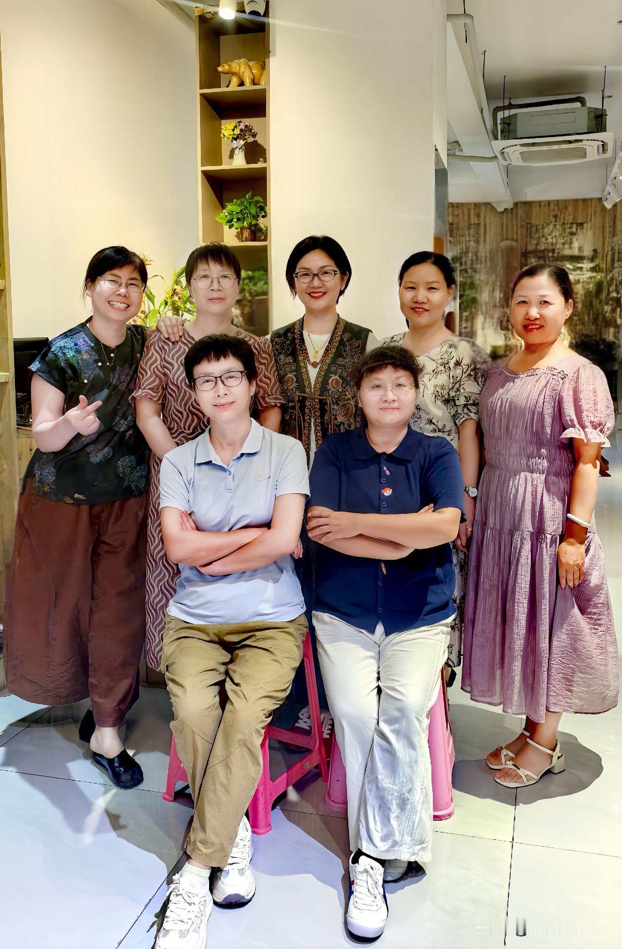 幼师毕业整整35年后
一个几乎从未跟我讲过话的老同学
一个和我同在厦门这个城市